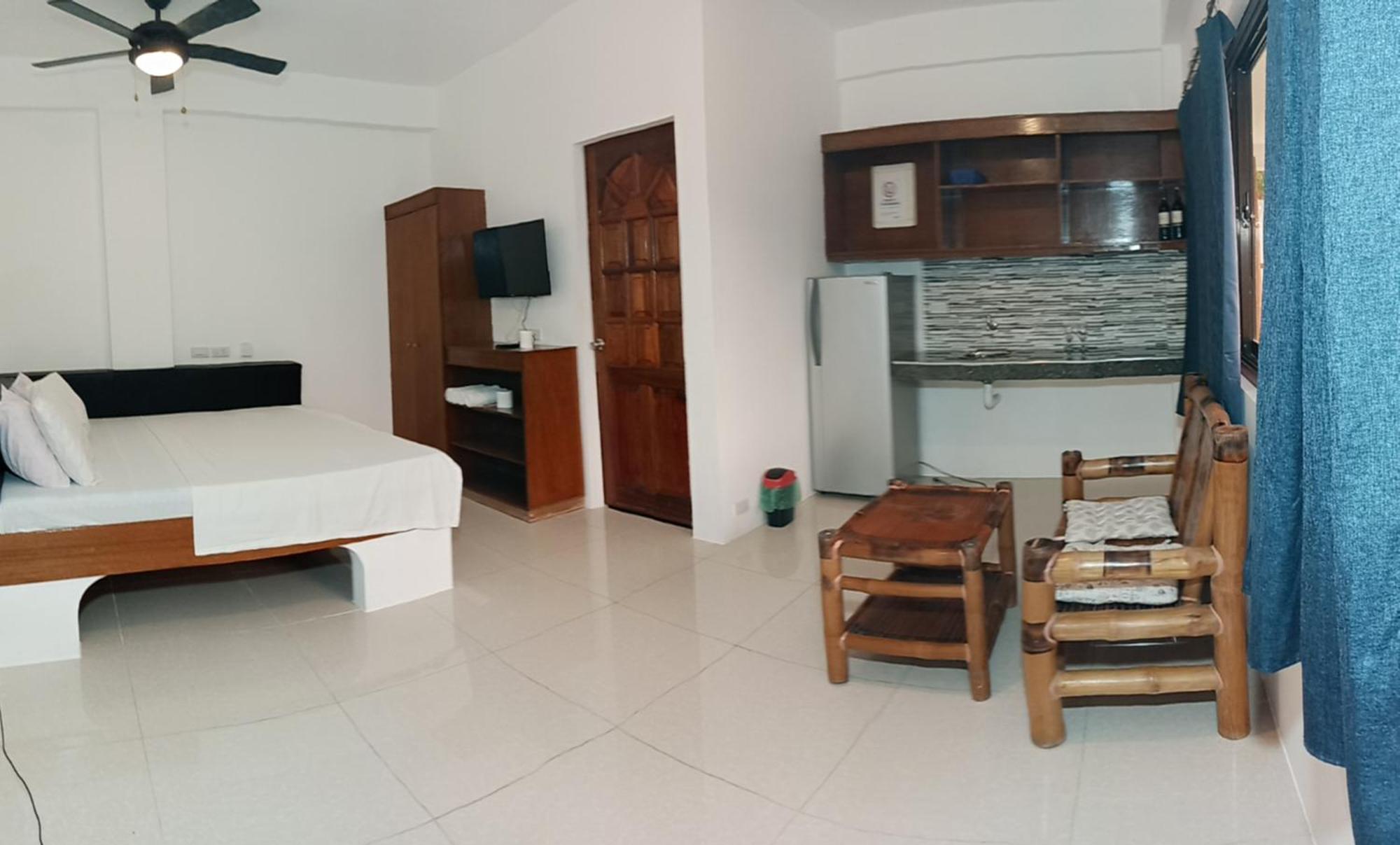 Jalyn'S Resort Sabang Puerto Galera Rum bild